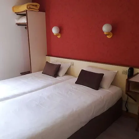 Crocus Mémorial Hotel 2*