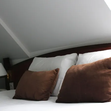 Crocus Memorial Hotel