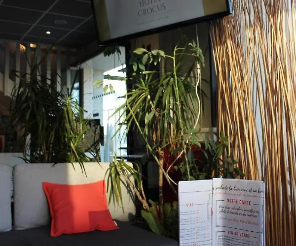 Hotel Crocus Memorial 2*